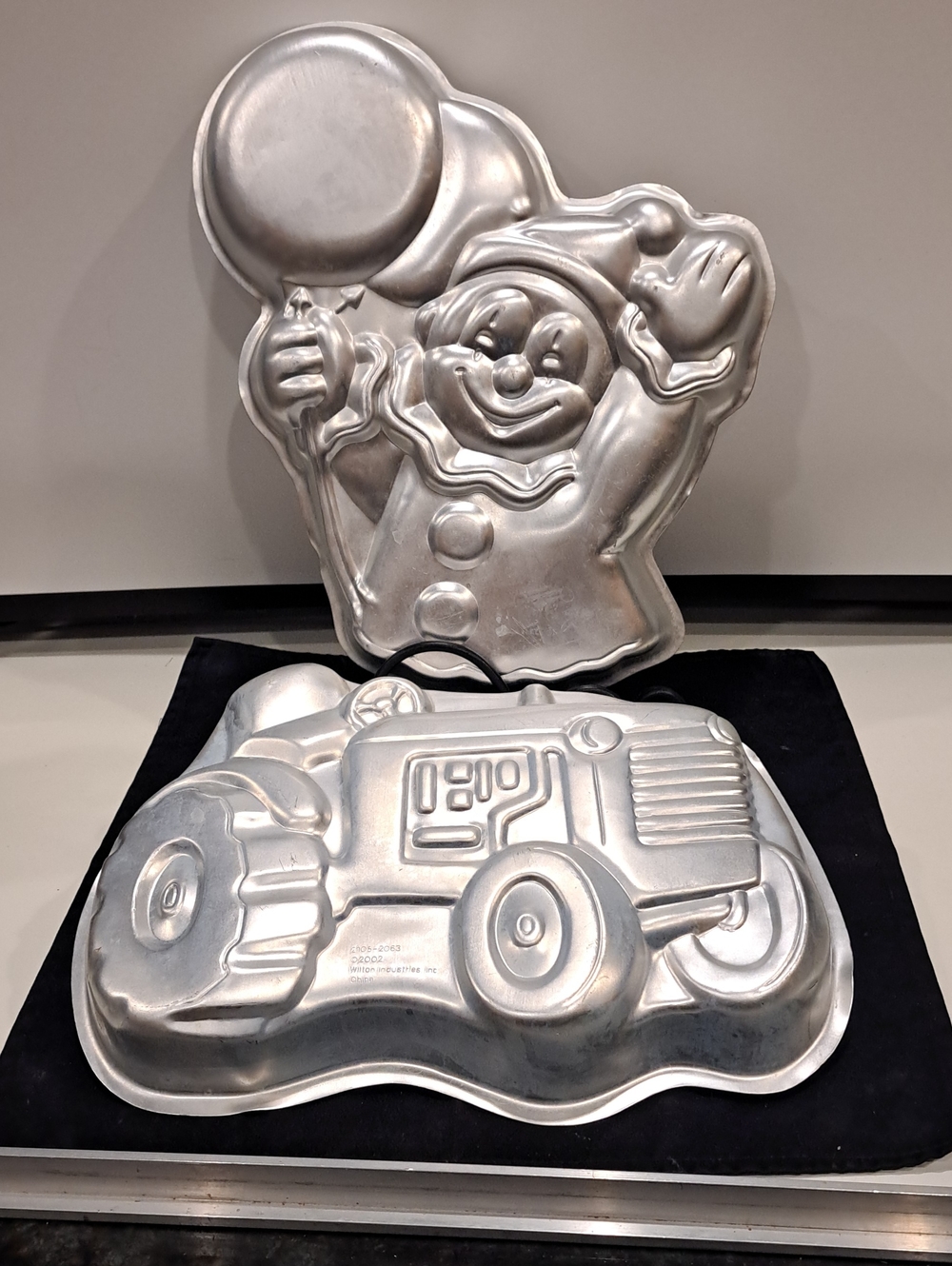 2 Vtg Wilton Cake Molds.  Clown With Ballons And Tractor. Good Condition.
